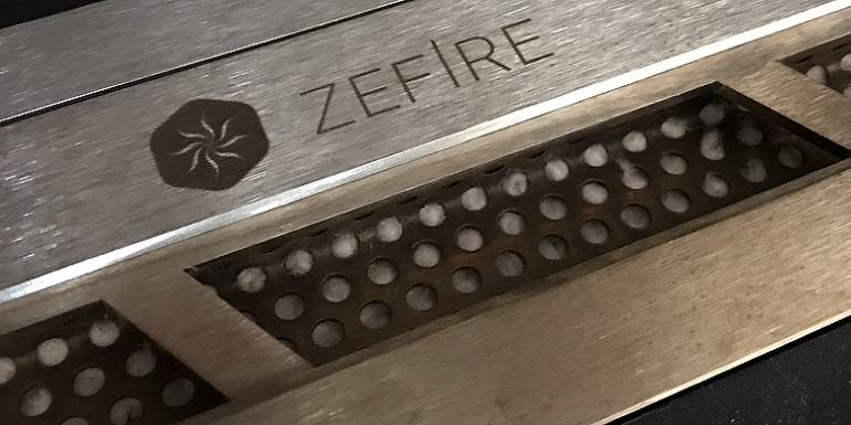 Внутри российского биокамина ZeFire находится керамоволокно,  защищенное металлической сеткой.
