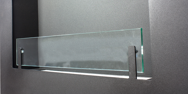 Стандартный вариант от ZeFire – 4-миллиметровая прозрачная панель. Она украшает фронтальные встраиваемые очаги, где пламя открыто только спереди.