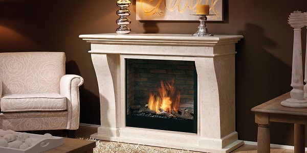 Портал из благородного мрамора в сдержанной цветовой гамме подчеркивает простой стиль, а настоящее пламя вносит нотку комфорта и теплоты.